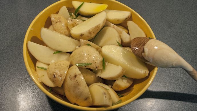 Jaunie kartupeļi ar rozmarīnu